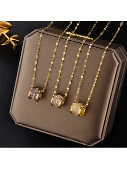 Collana in acciaio al titanio con ciondolo geometrico e strass intarsiati