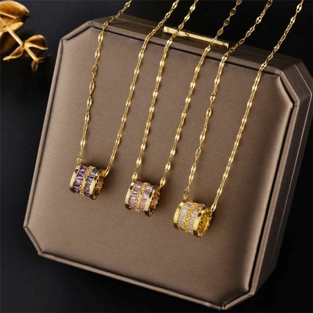 Collana in acciaio al titanio con ciondolo geometrico e strass intarsiati