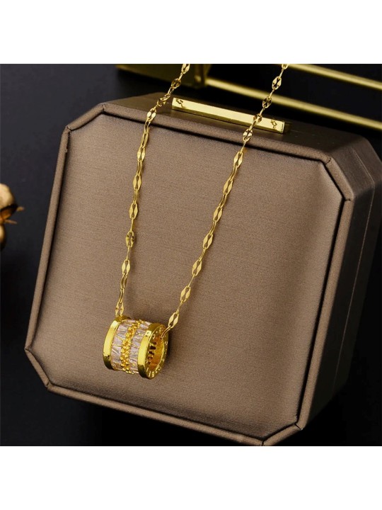 Collana in acciaio al titanio con ciondolo geometrico e strass intarsiati