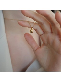Collana in acciaio al titanio placcato oro 18k con ciondolo a goccia