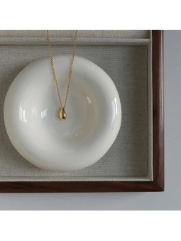 Collana in acciaio al titanio placcato oro 18k con ciondolo a goccia