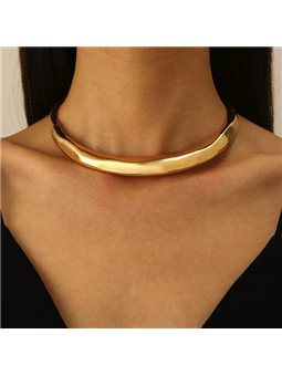Collana donna rigida dorata in lega, linea sinuosa e catena regolabile