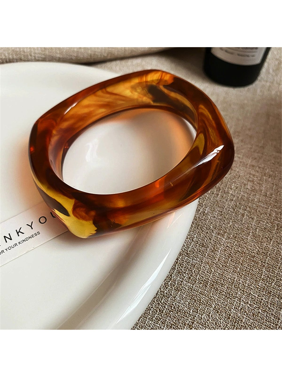 Bracciale rigido Amber Geometry di forma quadrata in acrilico