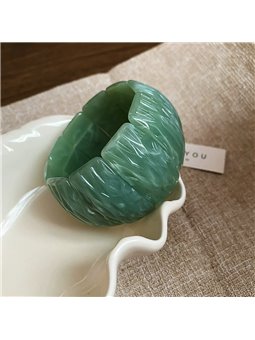 Bracciale rigido Jade Petal dal design scultoreo verde giada