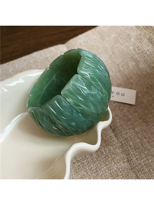 Bracciale rigido Jade Petal dal design scultoreo verde giada