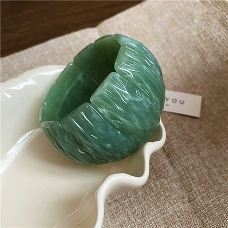 Bracciale rigido Jade Petal dal design scultoreo verde giada