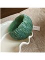 Bracciale rigido Jade Petal dal design scultoreo verde giada
