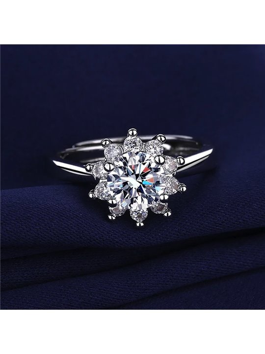 Anello solitario Stellar Bloom in argento 925 e moissanite